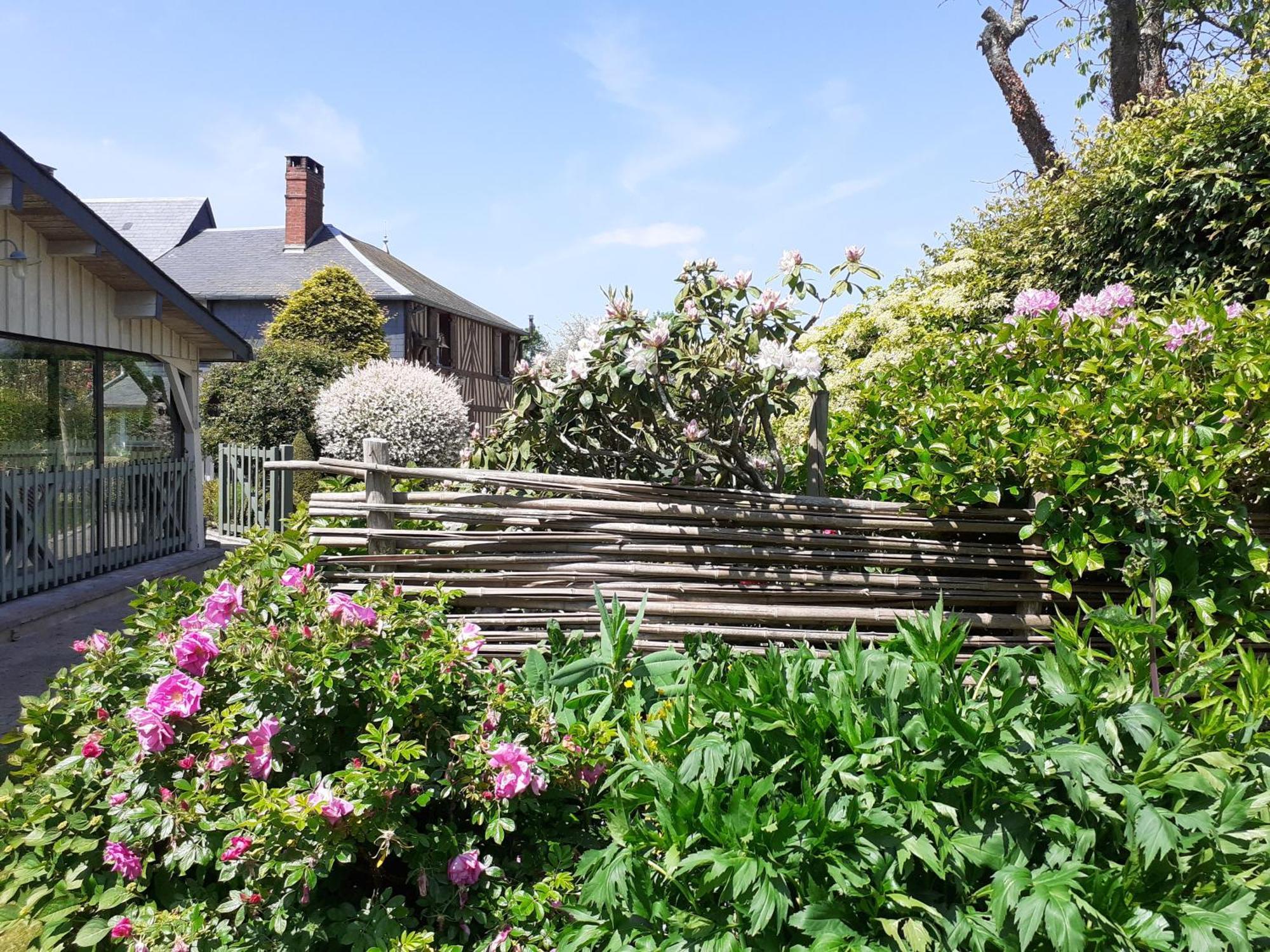 Au P'Tit Jardin Hotel Saint-Sylvestre-de-Cormeilles Bagian luar foto